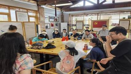 馬克思主義學院新農村建設專題研究課程實踐考察隊赴大邑縣南岸美村調研與文化藝術交流